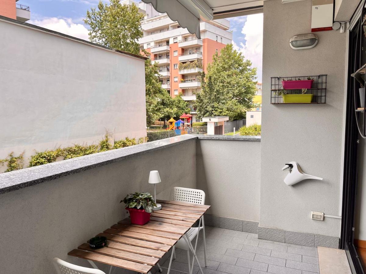 Con Giardino Max 6 Persone Sulla Mm3 Gialla Milano